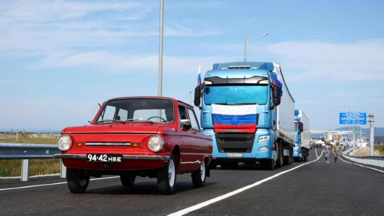 Automóvel e camião circulam na nova ponte rodoviária entre a Rússia e a Coreia do Norte.