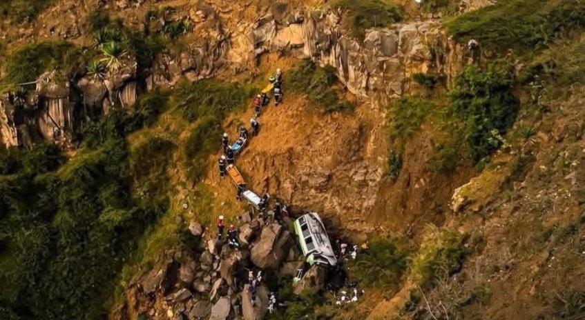 Vista distante dos destroços de um autocarro numa ravina na ilha do Fogo.
