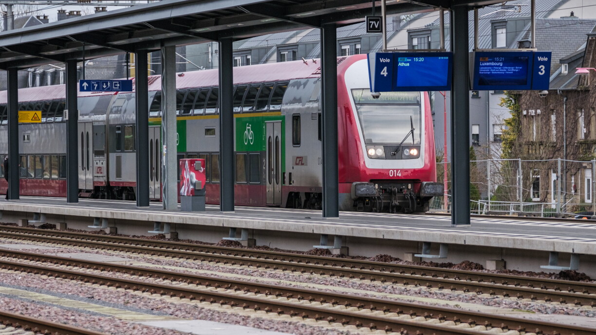Comboio da CFL parado numa plataforma de uma estação ferroviária.