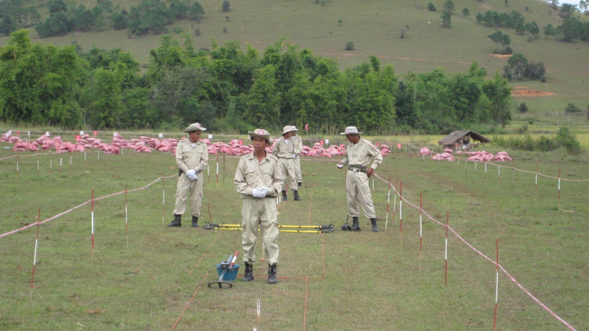 Equipa numa zona delimitada para destruição de submunições no Laos.