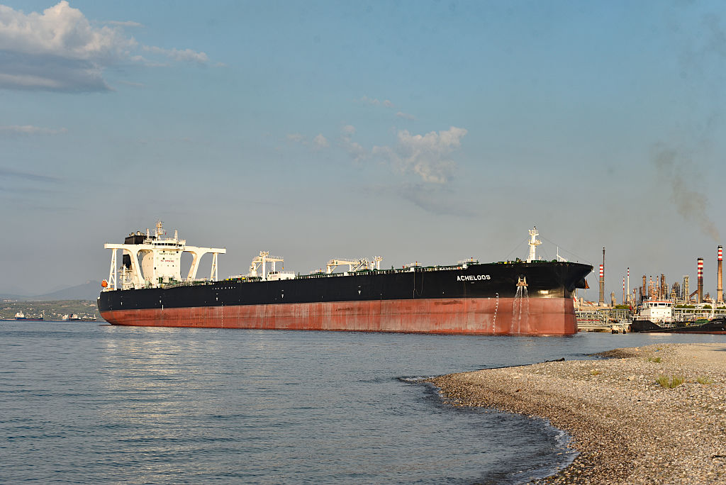 Petroleiro Acheloos junto ao terminal da Motor Oil, na Grécia.