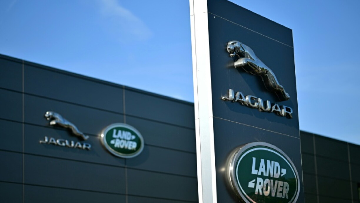 Logótipos Jaguar e Land Rover no exterior de um edifício.
