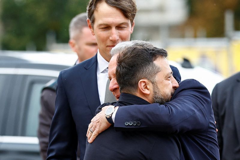 Volodymyr Zelensky recebe os enviados norte-americanos Jared Kushner e Steve Witkoff em Kyiv.