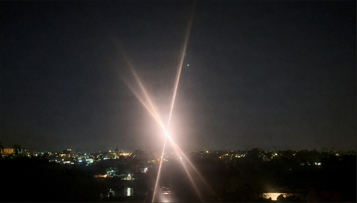Fotografia noturna de uma operação com laser militar