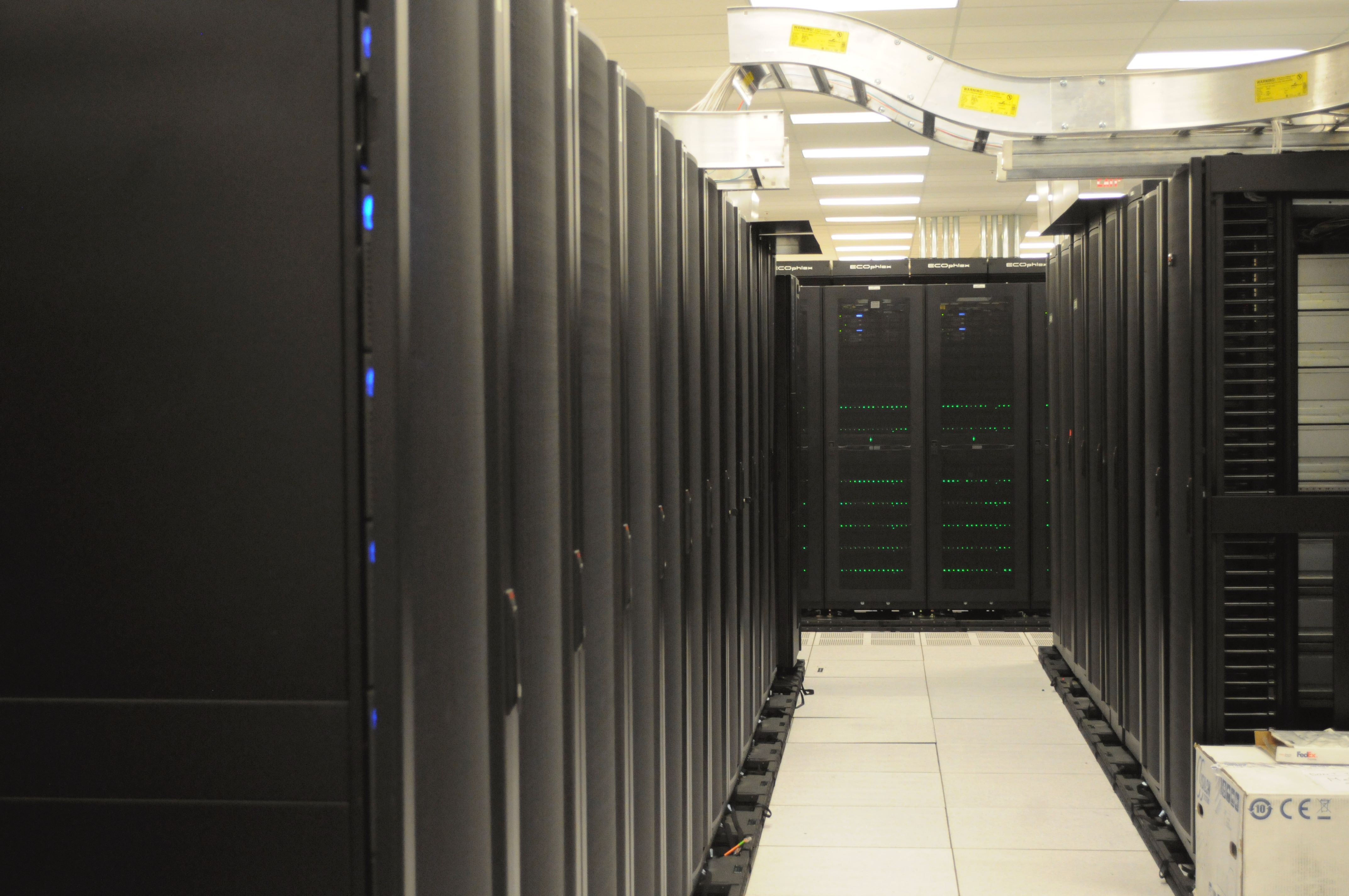 Bastidores de servidores no centro de computação NERSC