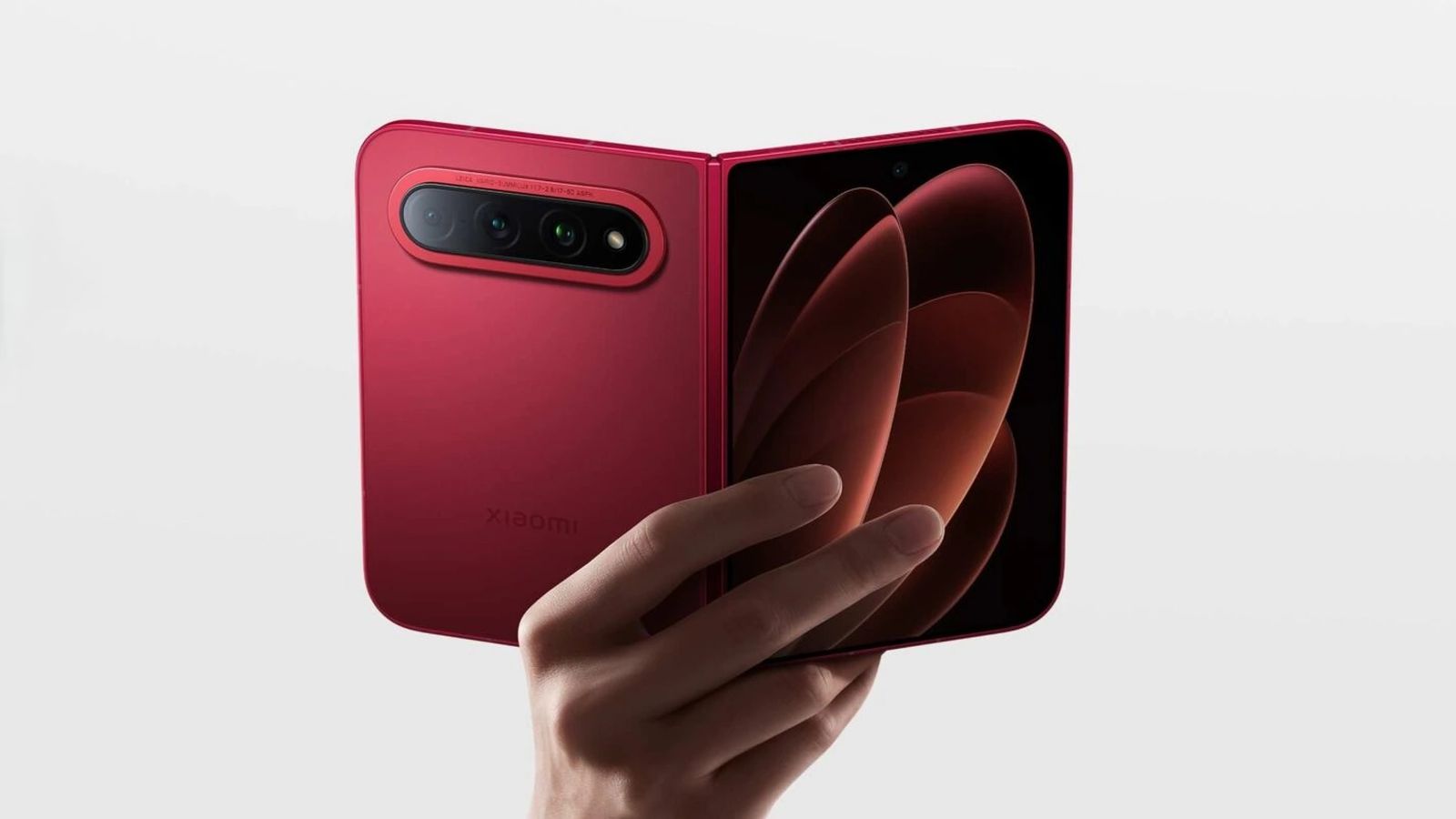 Mão segura um Xiaomi 18 Fold vermelho parcialmente aberto.