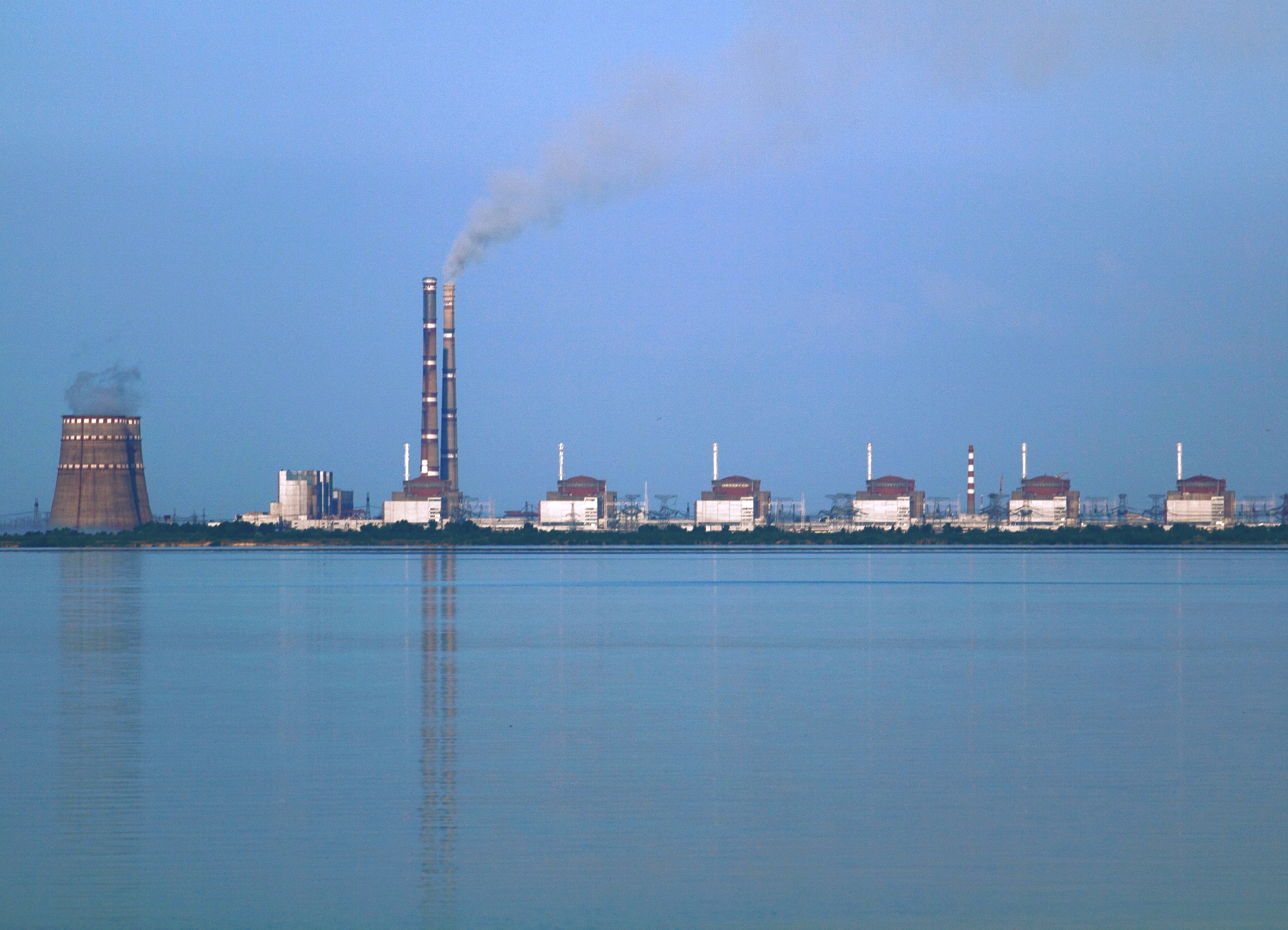 Central nuclear de Zaporizhzhia vista de Nikopol